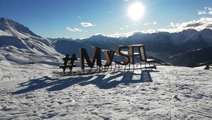 A bench with the hashtag #MySPIT in a snowy mountainous area with a ski lift in the background. - Duplex 6-8 people Saint François Longchamp (Saint-François-Longchamp)