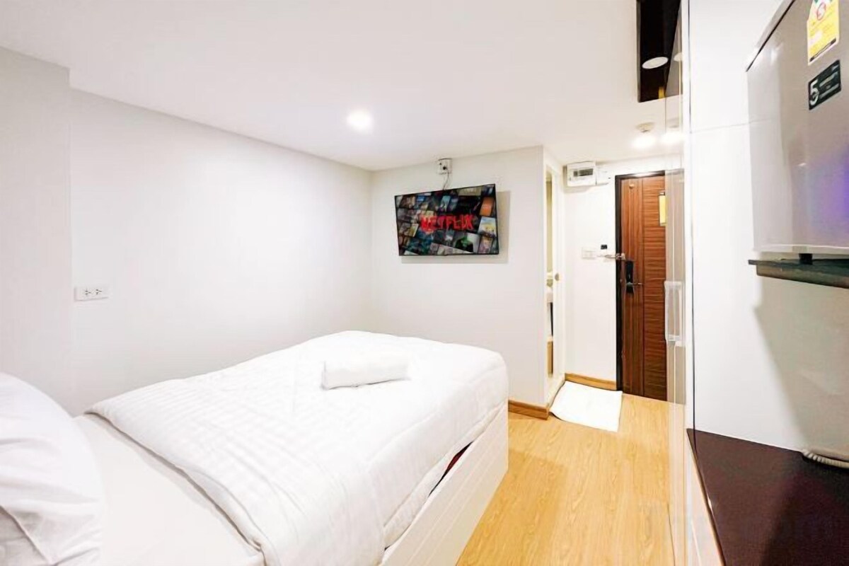 Minibar, desk, laptop workspace, WiFi (free)