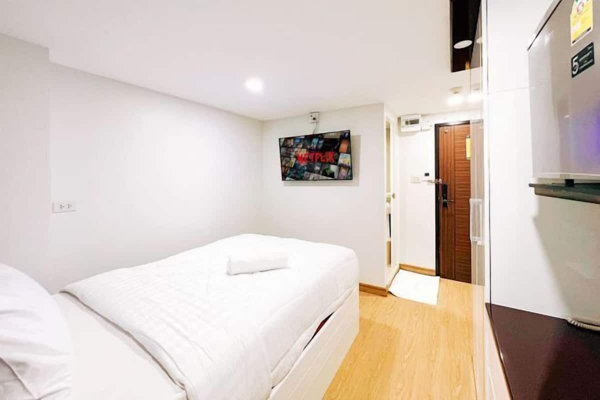 Minibar, desk, laptop workspace, WiFi (free)
