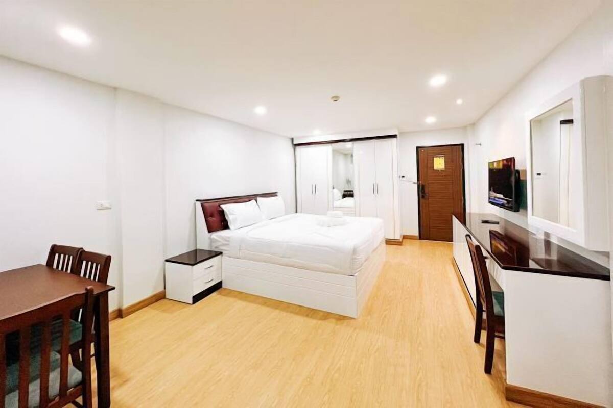 Minibar, desk, laptop workspace, WiFi (free)