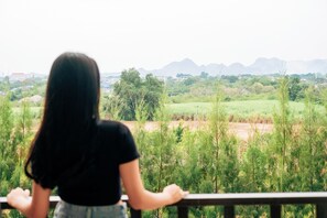 Quarto casal superior, 1 cama King | Frigobar, escrivaninha, espaço de trabalho para notebook