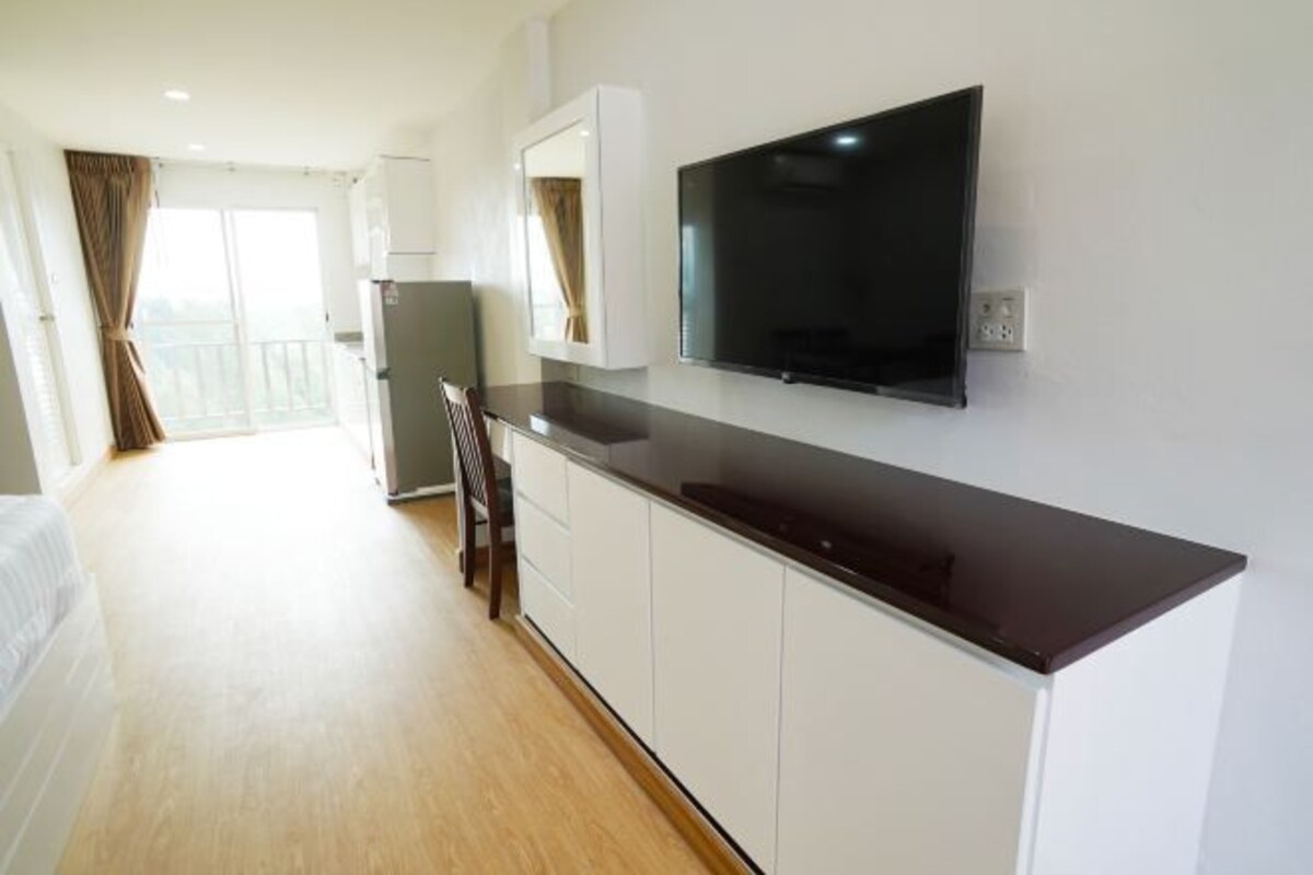 Minibar, desk, laptop workspace, WiFi (free)