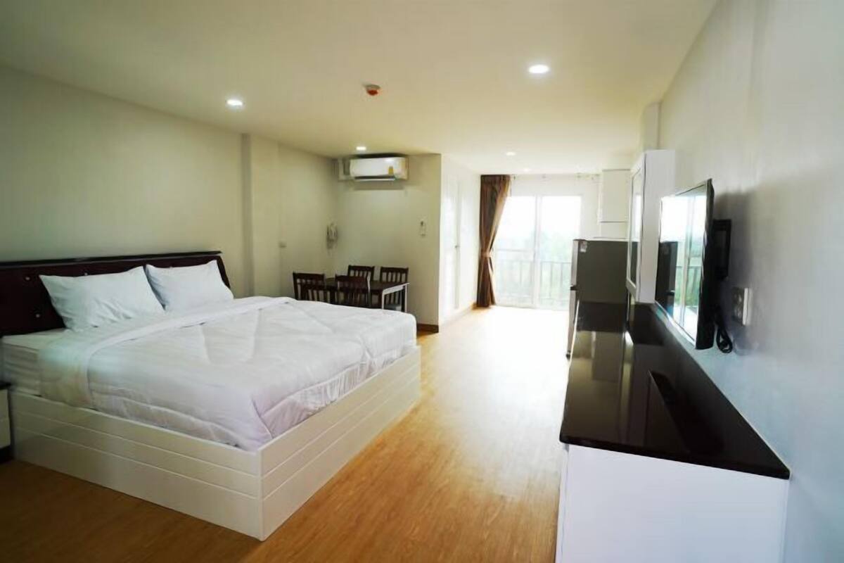 Minibar, desk, laptop workspace, WiFi (free)