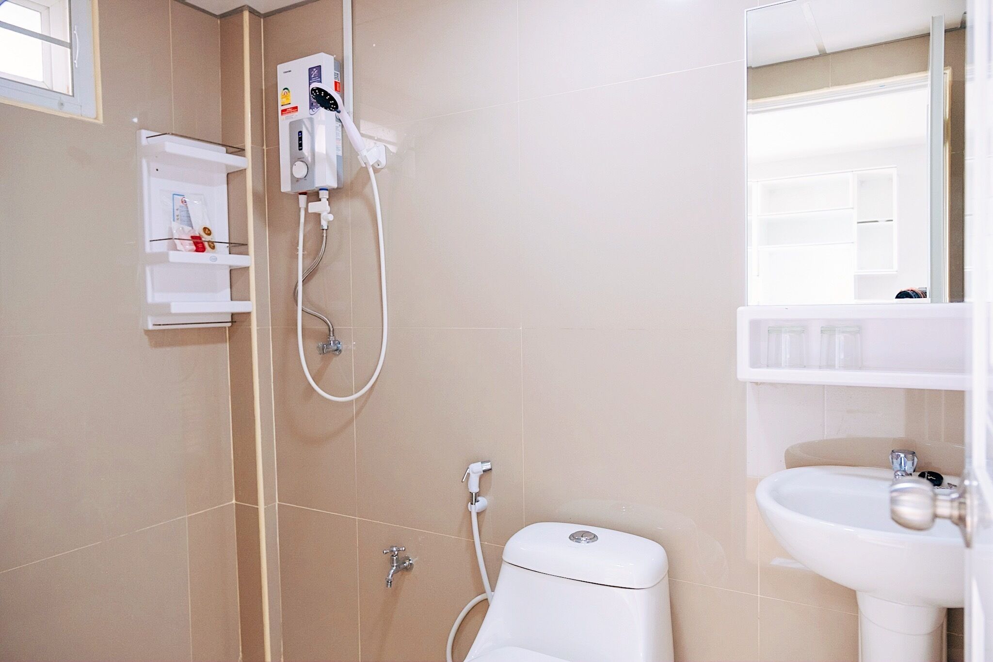 Un baño con inodoro, lavabo y ducha.