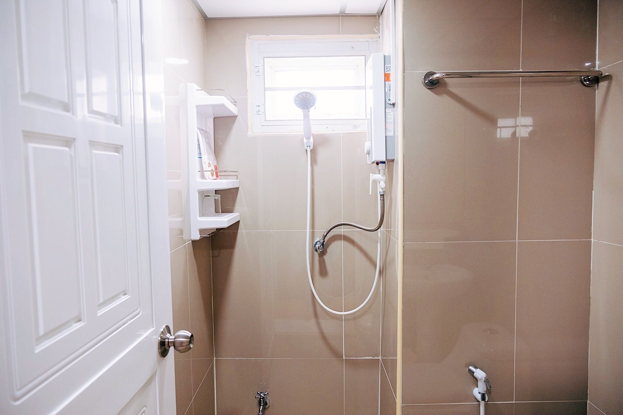Une salle de bain avec une douche, des toilettes et un lavabo.