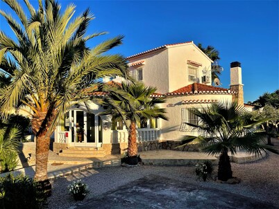 Villa Eva, beautiful detached villa with private pool, 500 m to the sandy beach