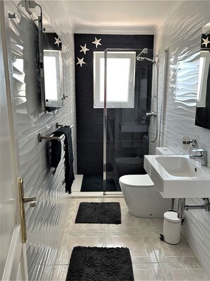 Shower, hair dryer, bidet, towels - Villa Eva, beautiful detached villa with private pool, 500 m to the sandy beach (Oliva)