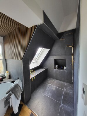 Regadera, secadora de cabello, toallas, jabón