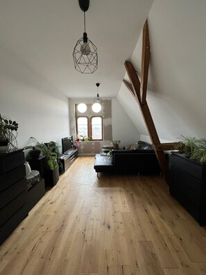 Smart TV, libros y estéreo