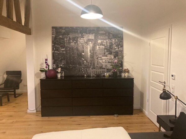 2 habitaciones, tabla de planchar con plancha y cuna de viaje