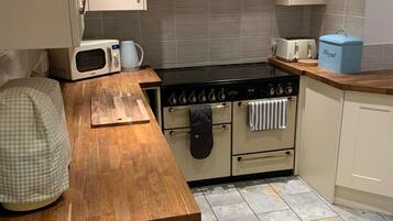 House (3 Bedrooms) | Private kitchen | Oven