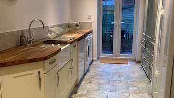 House (3 Bedrooms) | Private kitchen | Oven