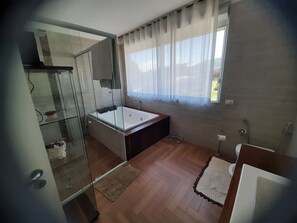 Badewanne, Whirlpool, Haartrockner, Bidet
