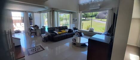 Smart-TV, Kamin, DVD-Player, Stereoanlage