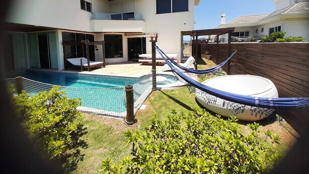 A modern house with a swimming pool, a hot tub, and a hammock. - Beautiful house in Campeche for up to 16 people, heated pool and spa. (Florianópolis)