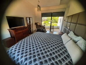 5 chambres, coffres-forts dans les chambres, bureau