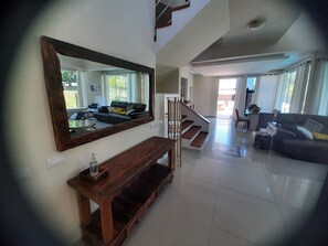Smart TV, fireplace, DVD player, stereo - Beautiful house in Campeche for up to 16 people, heated pool and spa. (Florianópolis)