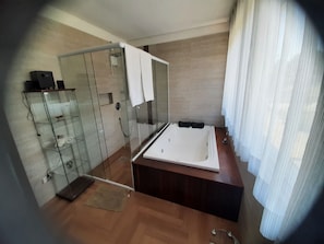 Een bad, een bubbelbad, een haardroger, een bidet