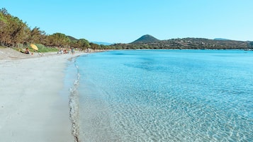 Vlak bij het strand, ligstoelen, strandlakens