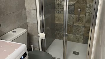 Douche, sĂšche-cheveux, serviettes fournies