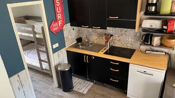 Een koelkast, een microgolfoven, een kookplaat, een vaatwasser