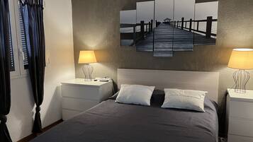 2 slaapkamers, een strijkplank/strijkijzer, reisbedje, gratis wifi