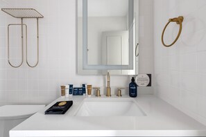 Sèche-cheveux, savon, shampoing, papier toilette