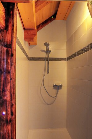 Regadera, toallas, jabón, papel de baño 