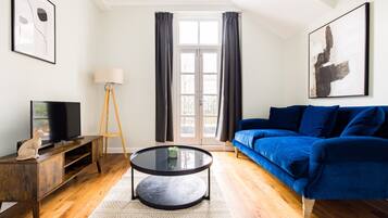 Apartment | Living area | 37-inch TV with cable channels, Netflix, streaming services