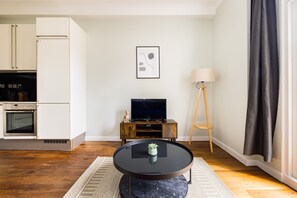 Apartment | Wohnbereich | 37-Zoll-Fernseher mit Kabelempfang, Netflix, Streaming-Dienste