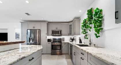 Spacious 6BR w/ POOL & Tons of Games