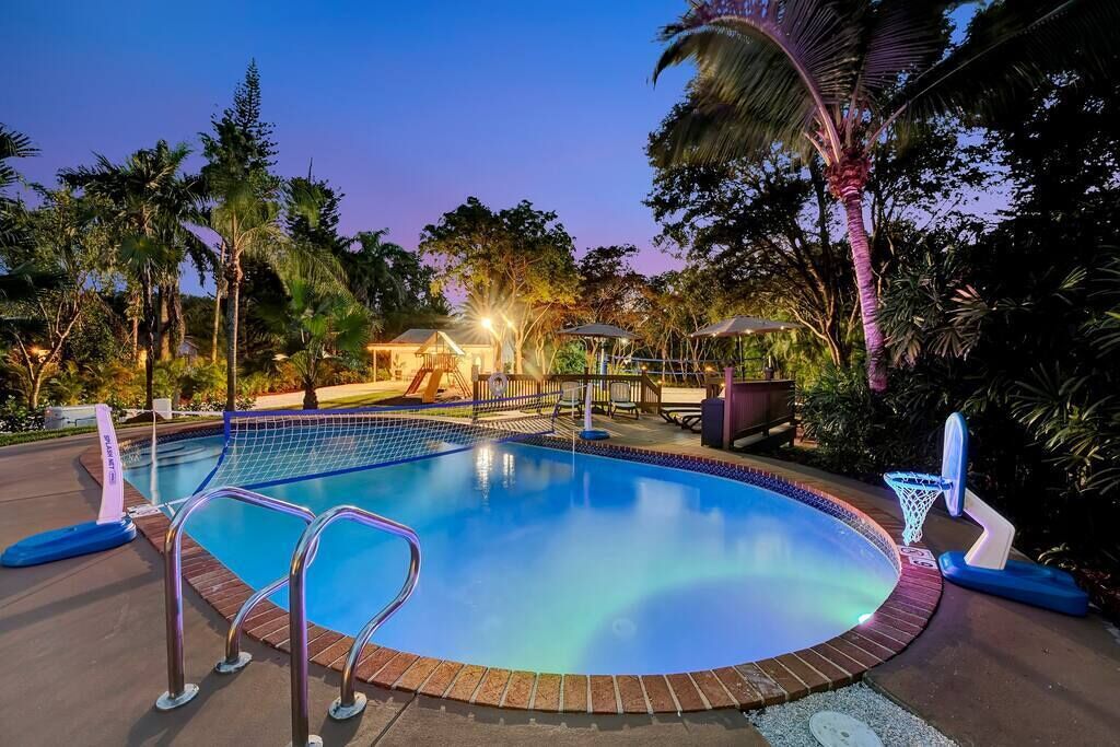 Spacious 8BR w/ Guesthouse + Pool & Tons of Games +