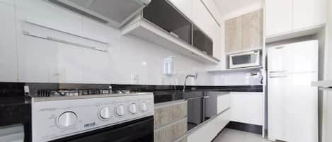 Frigorifero, microonde, forno, piano cottura