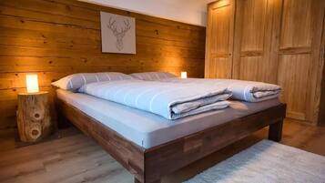 3 Schlafzimmer, Schreibtisch, Bügeleisen/Bügelbrett, Reisekinderbett
