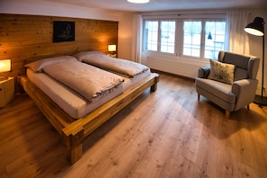 3 bedrooms, desk, iron/ironing board, travel cot - Renovated, modern furnished vacation apartment - quiet location (Grindelwald)