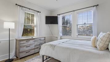 4 bedrooms, desk, iron/ironing board, free WiFi