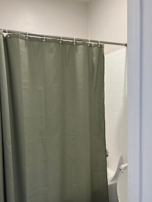 Douche, séchoir à cheveux, serviettes fournies, savon