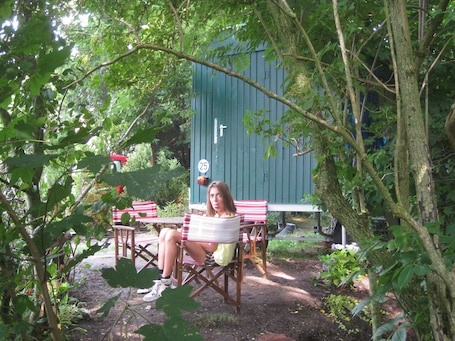 Outdoor dining. Comfortably developed and fully equipped trailer on the North Sea