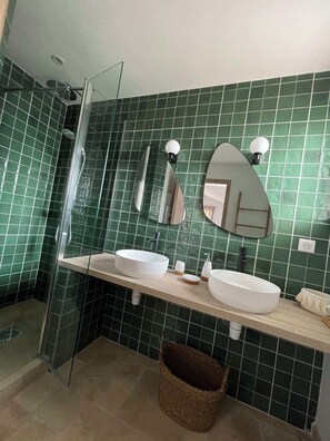 Shower, hair dryer, towels - Cala Rossa - 250 m from the beach - Heated swimming pool - 5 bedrooms (Lecci)
