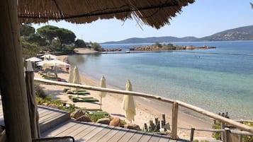 Playa en los alrededores y camastros