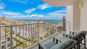 Ein Balkon mit Blick auf Strand und Stadtlandschaft.