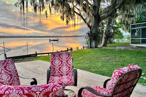 Peaceful & stylish pool home with gorgeous lake views