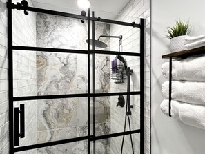 Haartrockner, Handtücher, Seife, Shampoo
