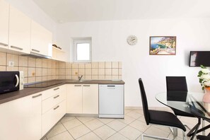 Fridge, stovetop, freezer - Holiday apartment with two bedrooms and pool (Krk)