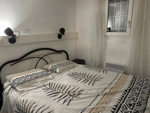 2 bedrooms, desk, iron/ironing board, free WiFi