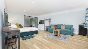 Habitación familiar, 1 cama de matrimonio grande con sofá cama, baño privado, vistas al jardín | Ropa de cama de alta calidad y edredones de plumas
