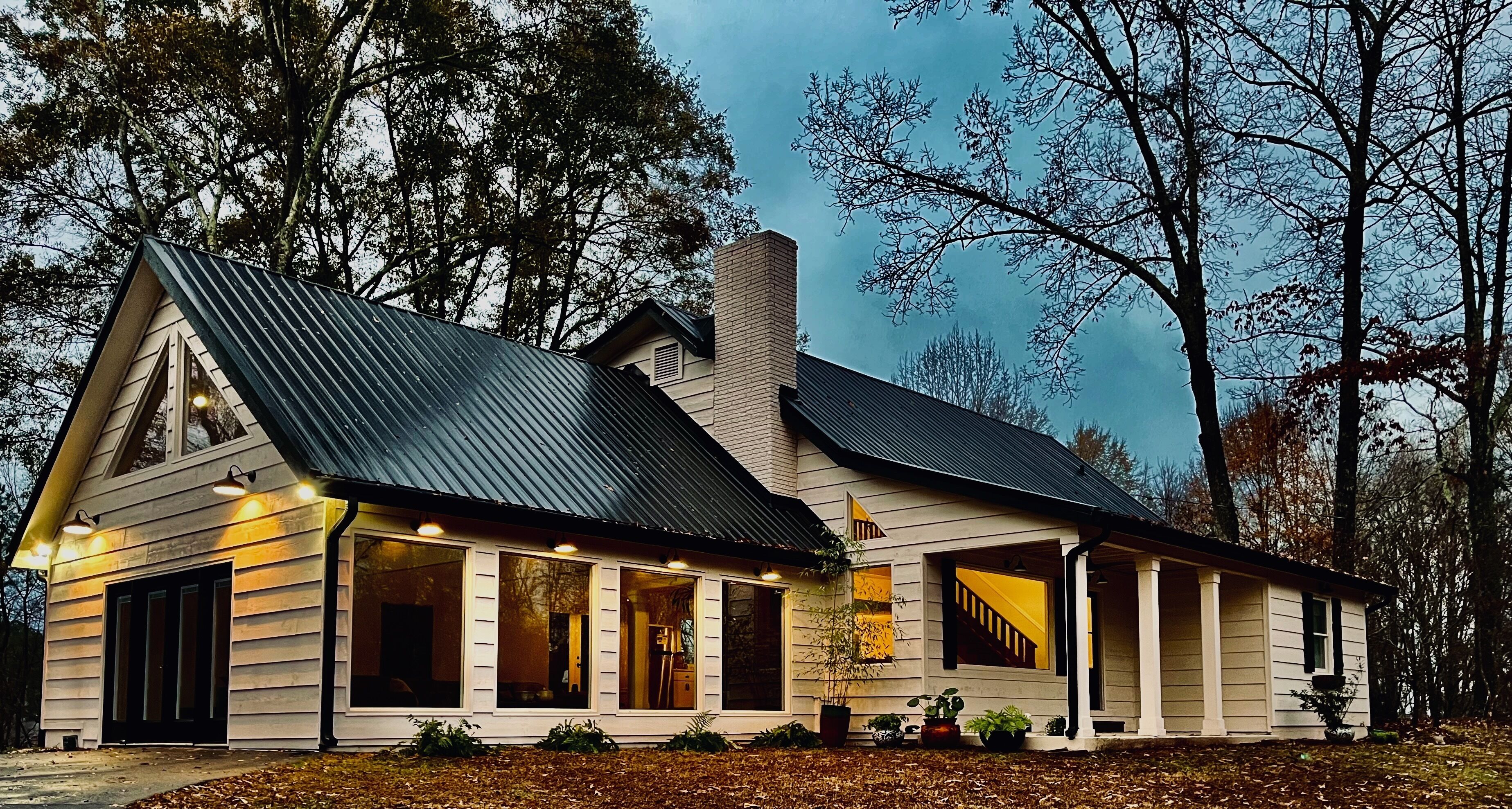 Upscale Farmhouse Near Lakes in Roswell