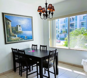 In-room dining - Beach Tide (Hollywood)