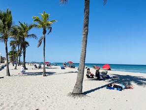 Plage, sable blanc, serviettes de plage, 15 bars de plage