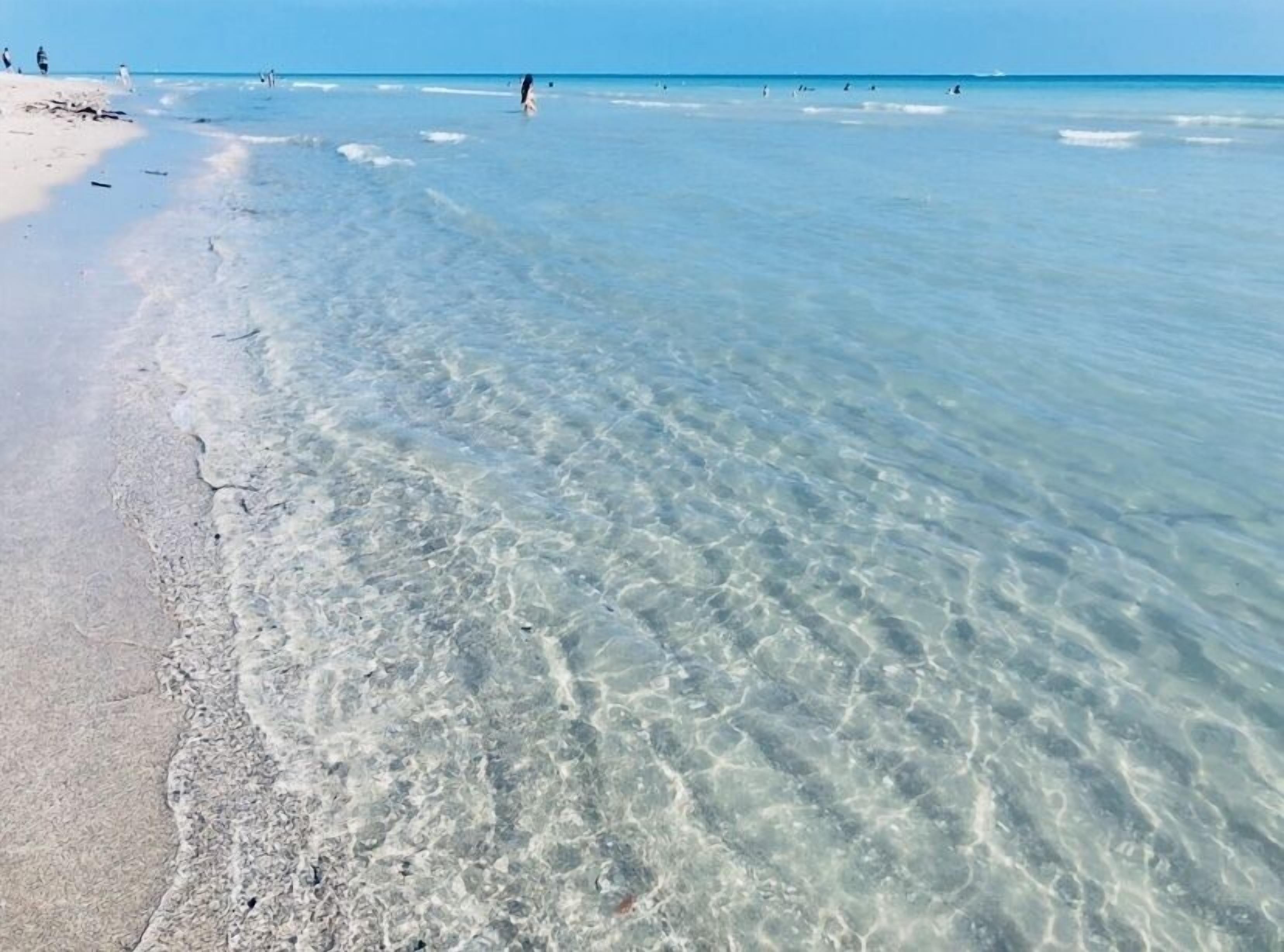 Na praia, areia branca, toalhas de praia, 15 bares na praia 